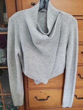 Elie Tahari Light Gray Draped Asymmetrical Knit Shrug Small